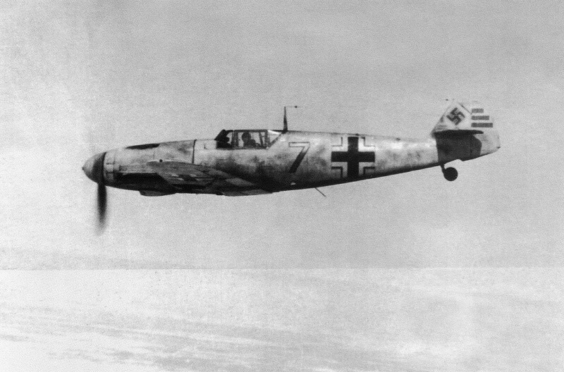 Истребитель Мессершмитт Bf.109F-4 командира III.JG51 «Мельдерс» обер-лейтенанта Генриха Краффта (Heinrich Krafft) в полете. 