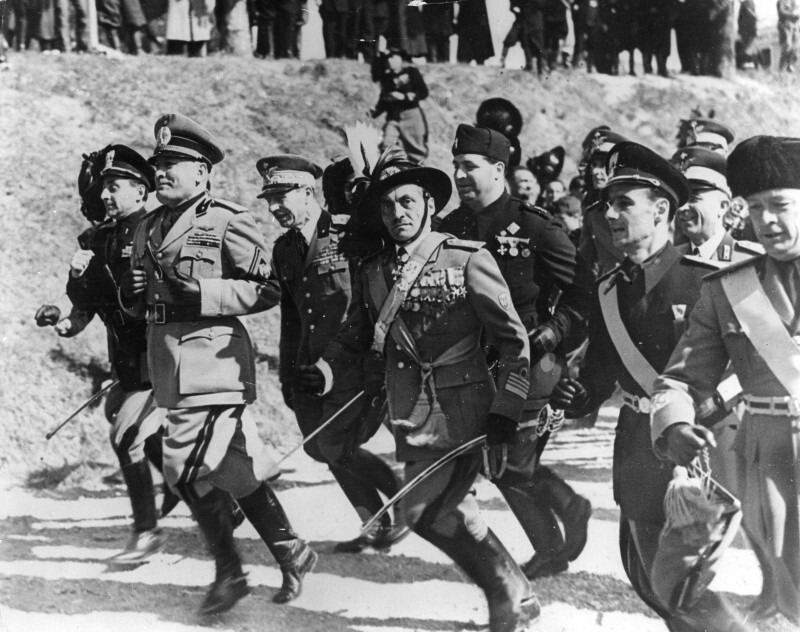 Итальянский диктатор Бенито Муссолини на пробежке с офицерами генерального штаба