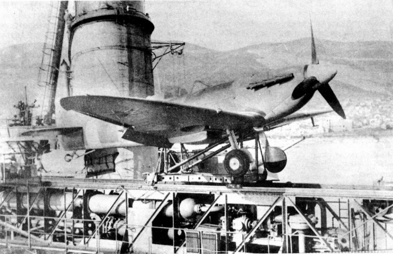 Истребитель «Спитфайр» на катапульте крейсера «Молотов». Истребители «Спитфайр» в 1944 г. базировались на крейсере «Молотов» для проработки проблем использования корабельной авиации. 