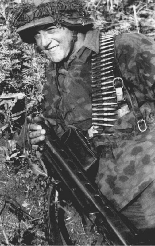 Немецкий солдат с ручным пулеметом MG-42 во время Курской битвы.