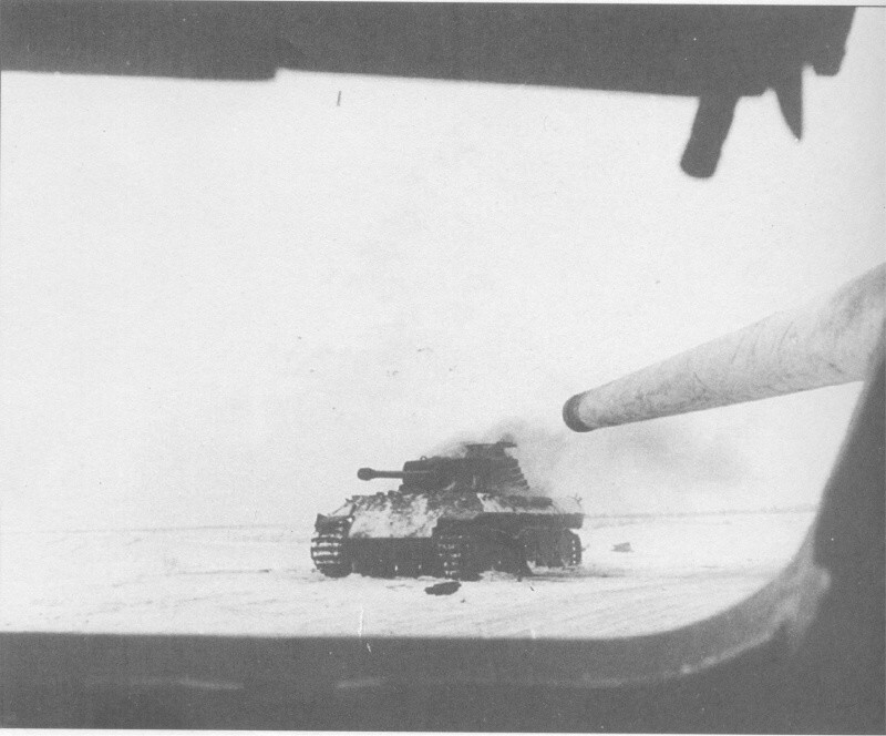Немецкий танк Pz.Kpfw V «Пантера», подбитый САУ СУ-85 под командованием лейтенанта Кравцева. Украина, 1944 год. Фотография сделана из люка механика-водителя