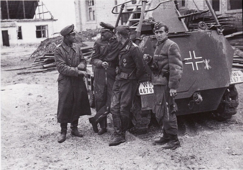 Известный немецкий фотограф и журналист Бенно Вундсхаммер (Benno Wundshammer, справа), во время войны служивший в роте пропаганды (Propagandakompanie), рядом с офицерами вермахта в Сталинграде.