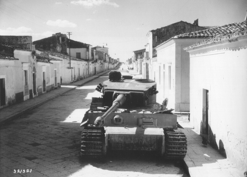 Немецкий танк «Тигр», подорванный и брошенный немцами на улице сицилийского города Бискари.