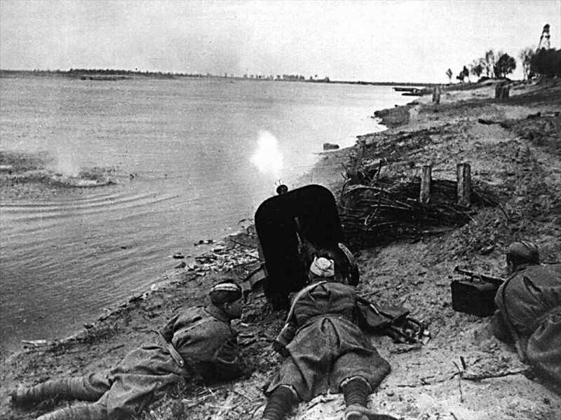 Идет форсирование Днепра. Расчет станкового пулемета ДШК поддерживает переправляющихся огнем. Ноябрь 1943 г.