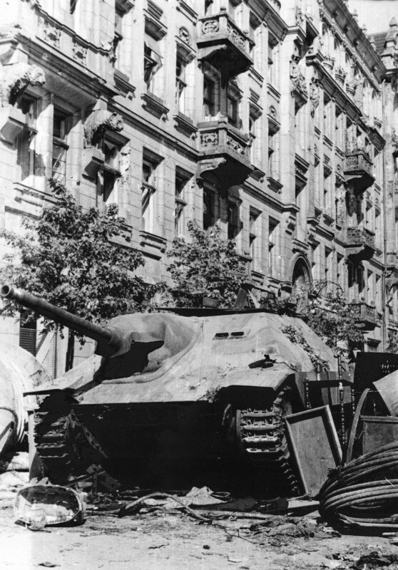 Захваченный польскими повстанцами немецкий истребитель танков «Хетцер» (Jagdpanzer 38(t) «Hetzer») на баррикаде на площади Наполеона в начале Варшавского восстания.