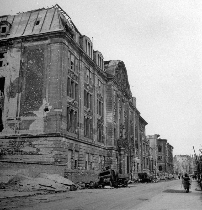 Здание гестапо на улице Принца Альбрехта в Берлине со следами ожесточенных боев.