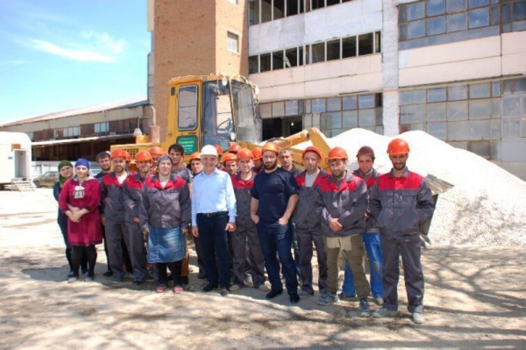 27 апреля  В г. Кизилюрт Дагестана открыты предприятия по производству цемента и кирпича.