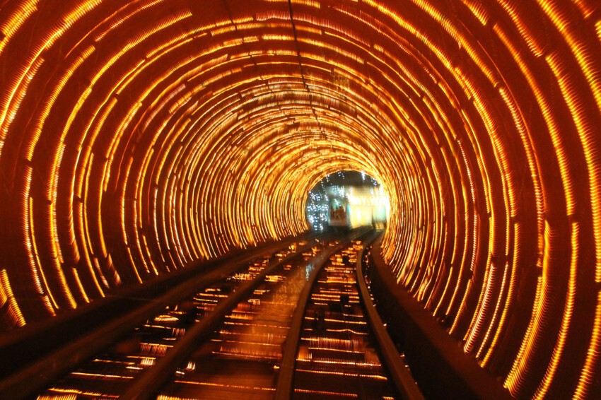 The Bund Sightseeing Tunnel — самый впечатляющий метрополитен