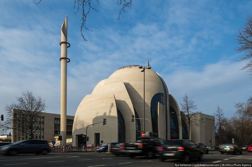 12. А еще в Кельне заканчивают строить новую огромную мечеть.