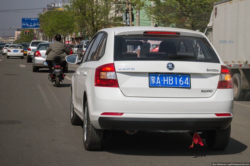 Есть совсем странная версия... Некоторе китайцы считают, что собаки боятся красного цвета и не буду ссать на колеса!