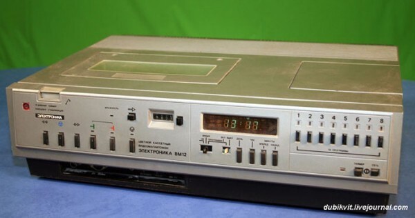В 1984 году был начат крупносерийный выпуск кассетного видеомагнитофона «Электроника ВМ-12» формата «VHS»