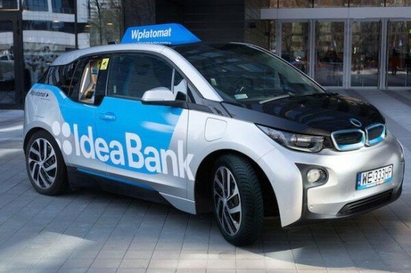 В Польше начали работать первые… мобильные банки. Речь идет о банкоматах, которые встроены непосредственно в автомобиль – подобный проект реализовал местный IdeaBank.