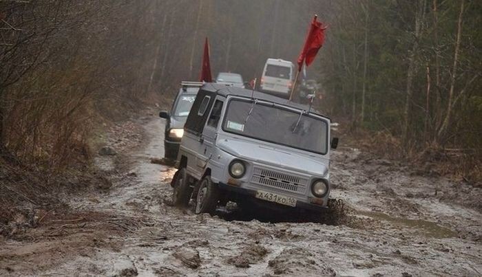 Автопробег в честь Дня Победы в Карелии застрял в грязи