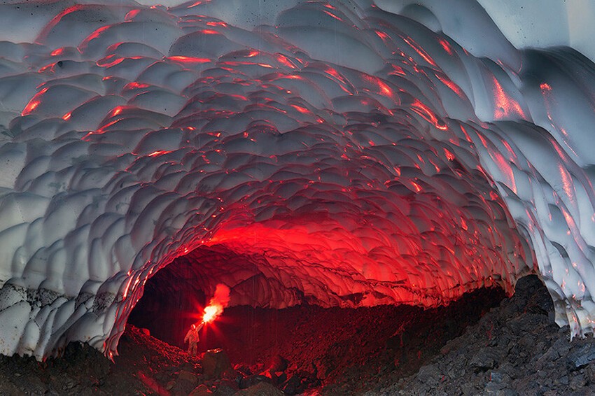 24. Ледяная пещера возле вулкана Мутновского, Россия