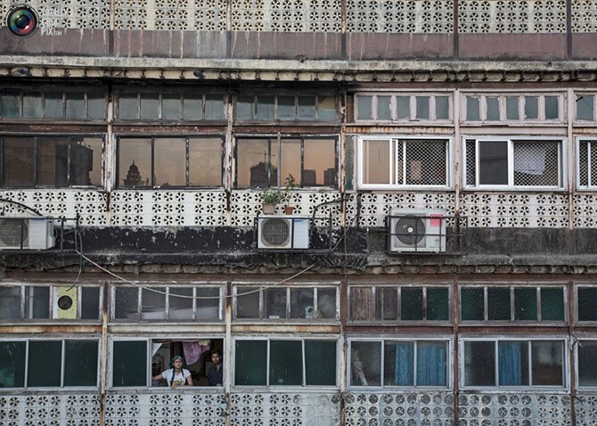 Люди на балконе своей квартиры в южной части Мумбаи