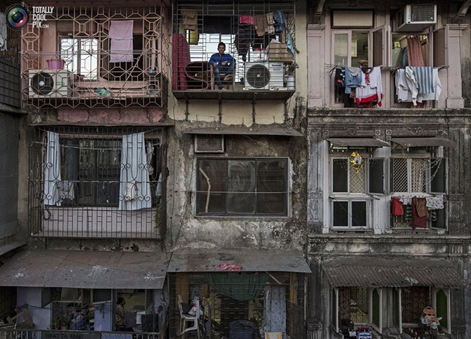 Местные житель на балконе своей квартиры