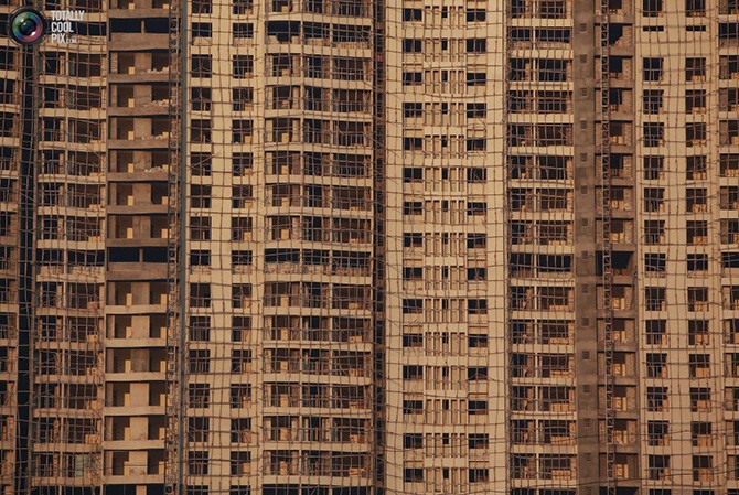 Строящийся высотный жилой дом на окраине Мумбаи
