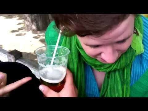 Женщина выпила пиво ухом 