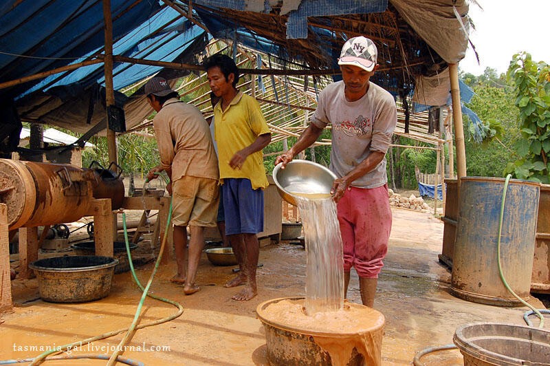 Как добывают золото на острове Ломбок, Индонезия