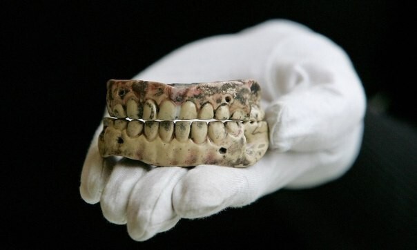 3. До середины 19 века зубные протезы изготавливались преимущественно из зубов погибших солдат.