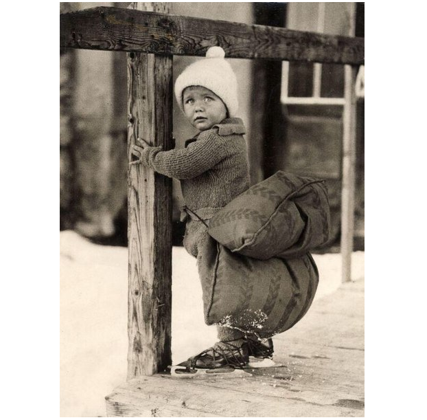 10. Мальчик на коньках с защитной подушкой, на случай падения, Нидерланды, 1933 г.