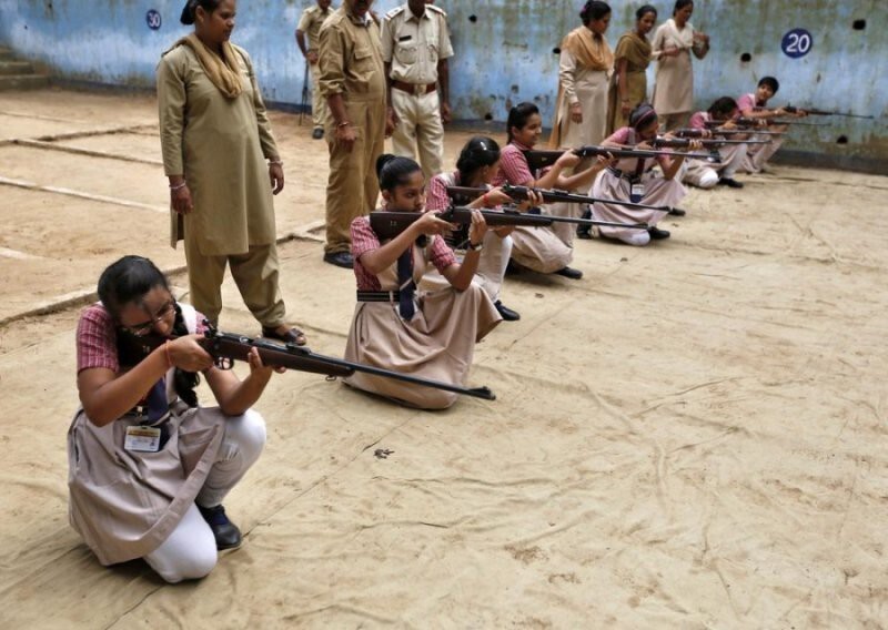 Индийские девушки с оружием