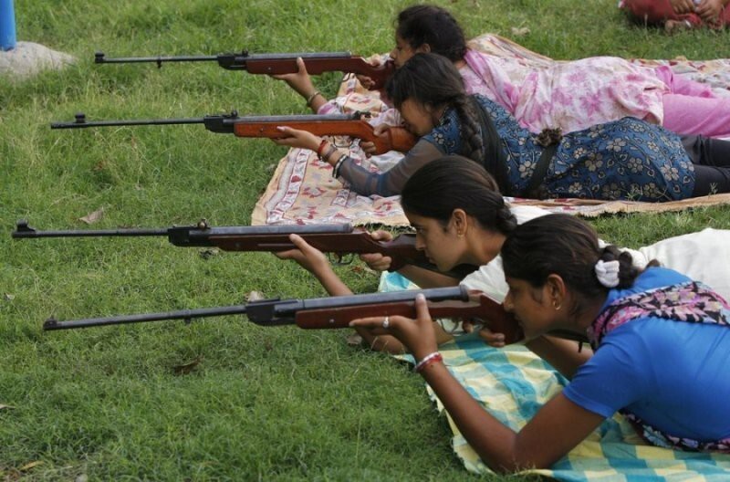 Индийские девушки с оружием