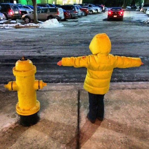 Ребенок и пожарный гидрант