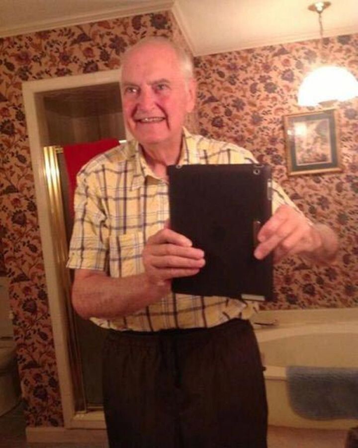 18. В честь 70-летия этому дедушке подарили iPad. Это его первое селфи.