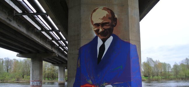 На мосту Дружбы вместо портрета Ильвеса возник Владимир Путин