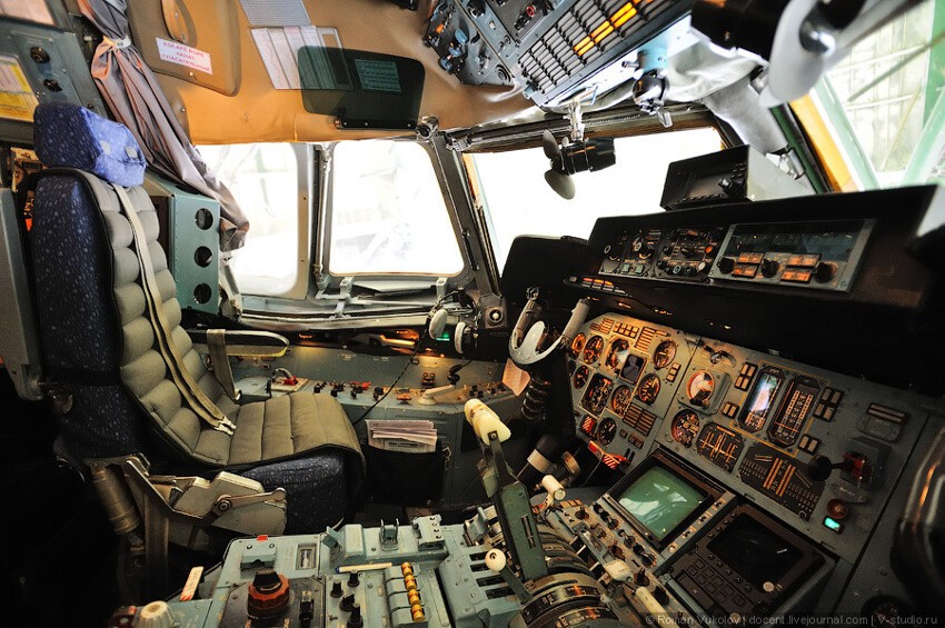 10. Ан-124 не однократно был героем фильмов. Среди них: Джеймс Бонд — Умри, но не сейчас; Ширли-Мырли; 2012.