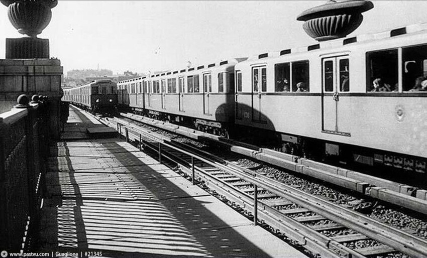 Первый метромост в Москве и в СССР – Смоленский. Регулярное движение по нему было открыто 20 марта 1937 года.