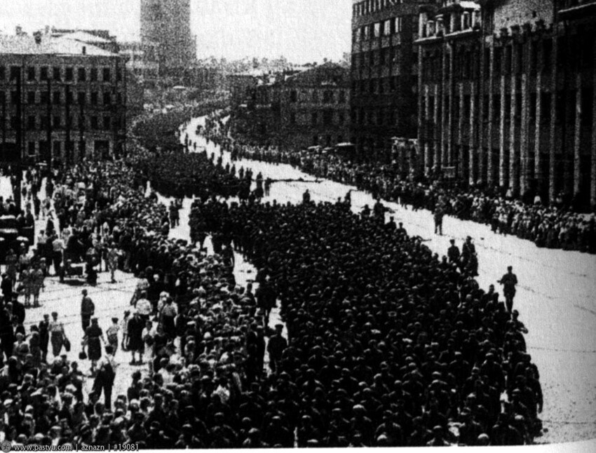 Пленные немцы на Каланчёвской улице.