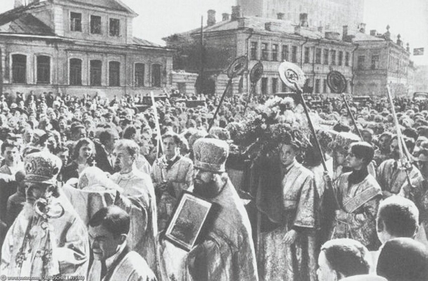 Похороны патриарха Московского и всея Руси Сергия, 18 мая 1944 года. В качестве предстоятеля РПЦ он успел проработать меньше года.