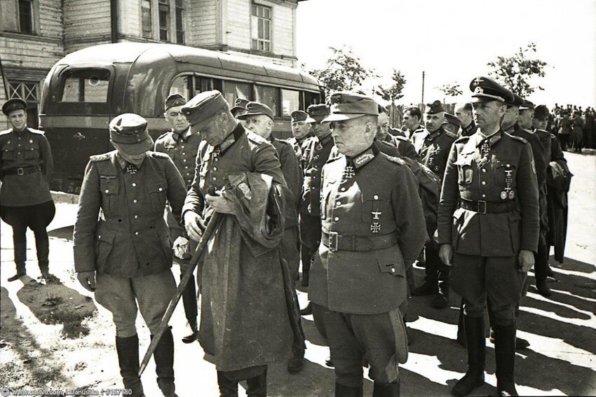 Скаковая аллея. Немецкие офицеры перед началом конвоирования.