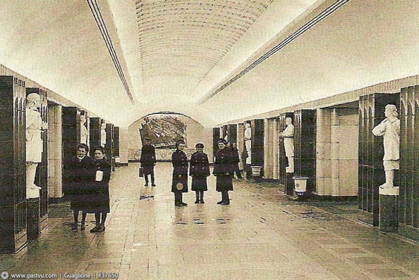 Станция метро "Бауманская". Здесь видно, что изначально скульптуры были белыми.