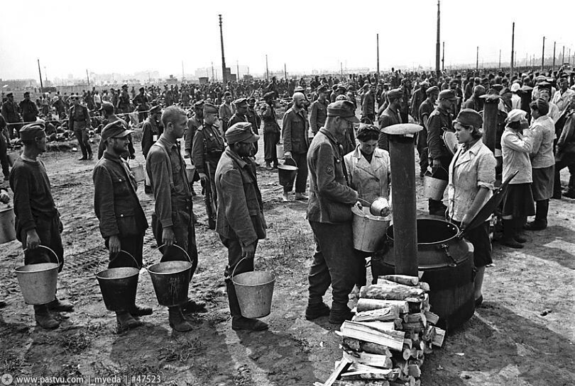 Немцев кормят на ипподроме перед конвоированием.
