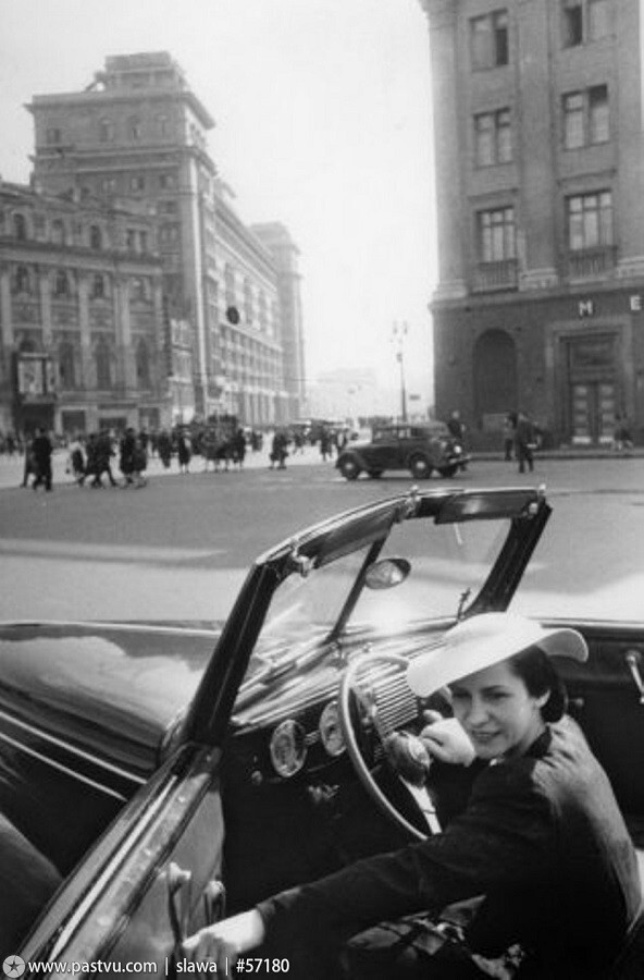 Балерина Ольга Лепешинская едет домой после репетиции в Большом театре. Автомобиль – кабриолет Ford V8 1939 года.