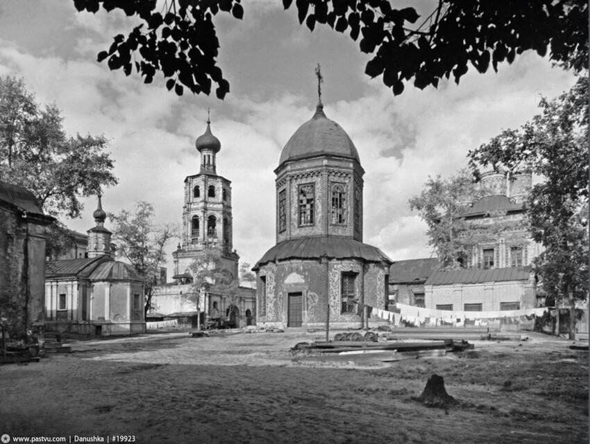 Высокопетровкий монастырь. В центре – церковь святого Петра (митрополита).