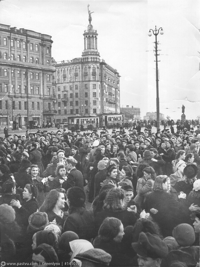 В феврале 1944 года Моссовет запретил детям находиться на улицах после 10 вечера и ограничил индивидуальную продажу билетов в кино для детей выходными и праздничными днями. Кроме того, детям запретили кататься по улицам на коньках и даже санках.  Из 