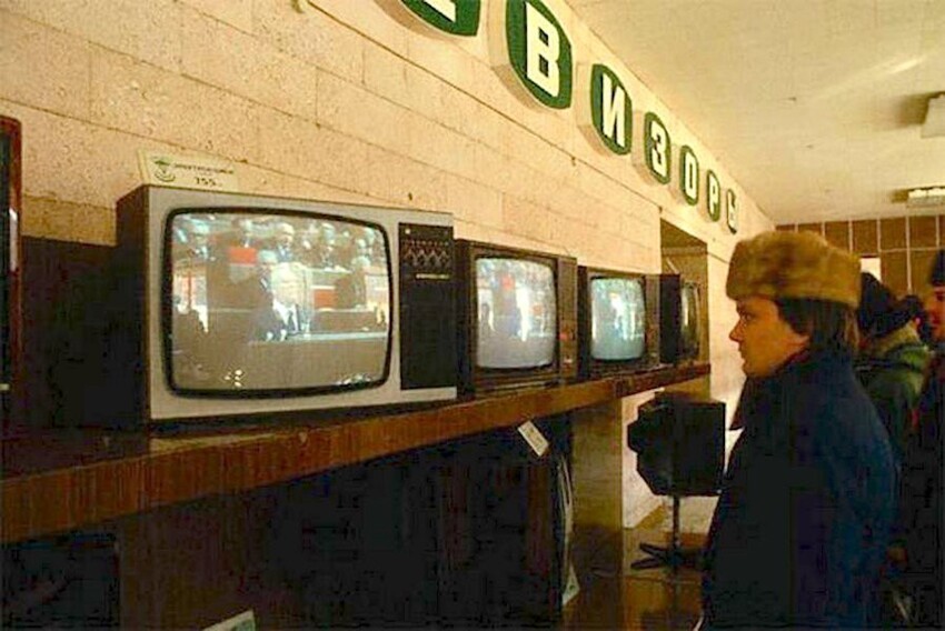 70-е годы: цветной телевизор "Горизонт" - 600 руб.