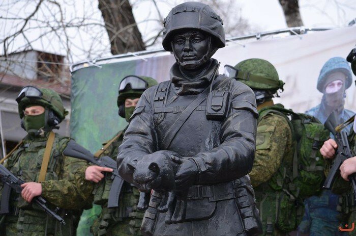 В Амурской области установили памятник «Вежливому солдату» с котом