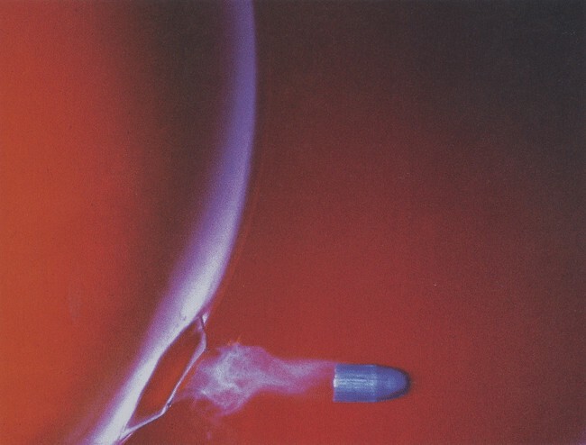 Пуля, пролетающая через воздушный шар. 1977. Фотография сделана с невообразимо короткой выдержкой - в три миллионные секунды.