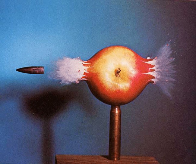 Выстрел в яблоко. 1964. - Зрителям интересно было увидеть, что маленький взрыв происходит как на входе, так и на выходе пули. В следующую долю секунды яблоко рассыпалось.