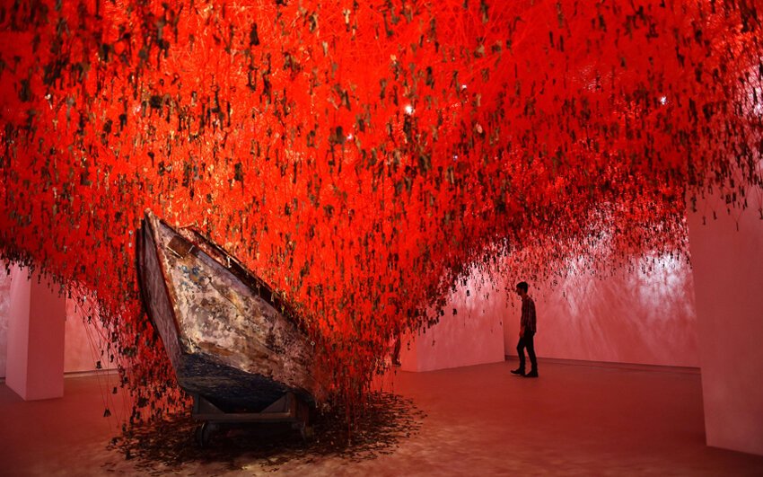 Арт-инсталляция «Ключ в руке» японского художника Чихару Шиота в национальном павильоне Японии.