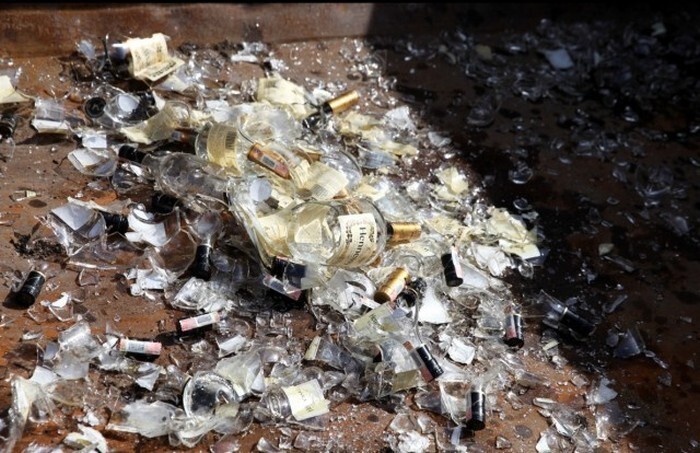 В Латвии уничтожили 5 000 литров элитного алкоголя на сумму в 80 000 е