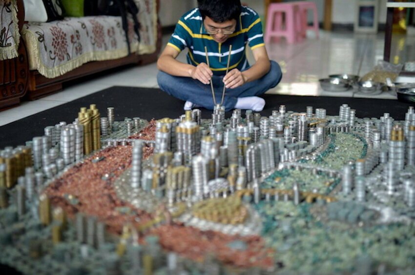 Китаец построил макет родного города из 50 000 монет  