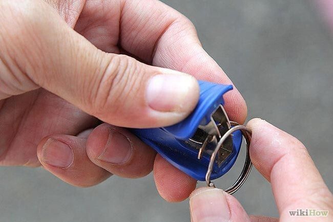 Используйте антистеплер, чтобы легко раскрыть кольцо для ключей