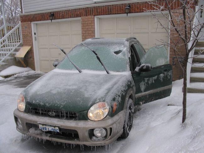 Протрите уплотнительные резинки маслом, чтобы двери вашего автомобиля не примерзали в холодное время года