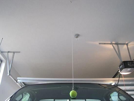 Подвесьте в гараже теннисный мяч, чтобы всегда парковаться без проблем